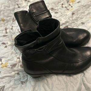 Dansko black women’s leather boots size 40 (9.5).